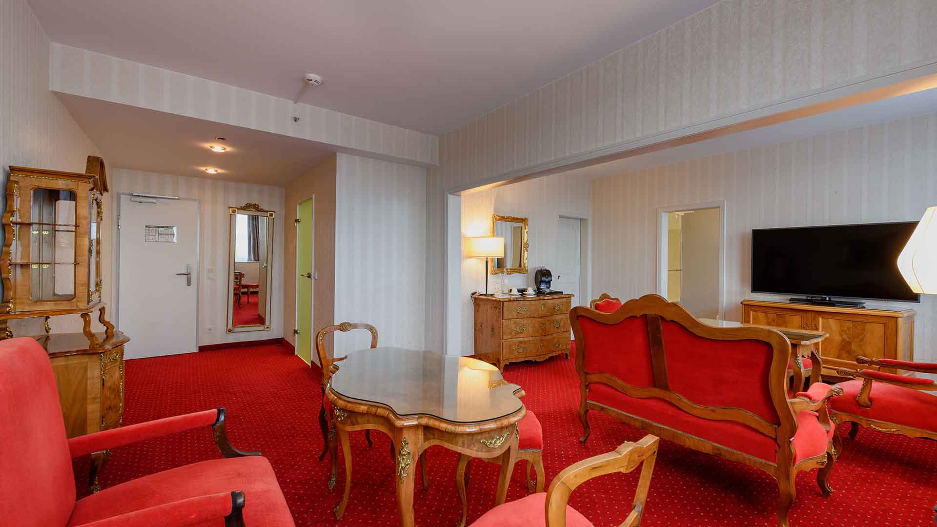 MercurePotsdam_Suite_Lustgarten_Wohnraum