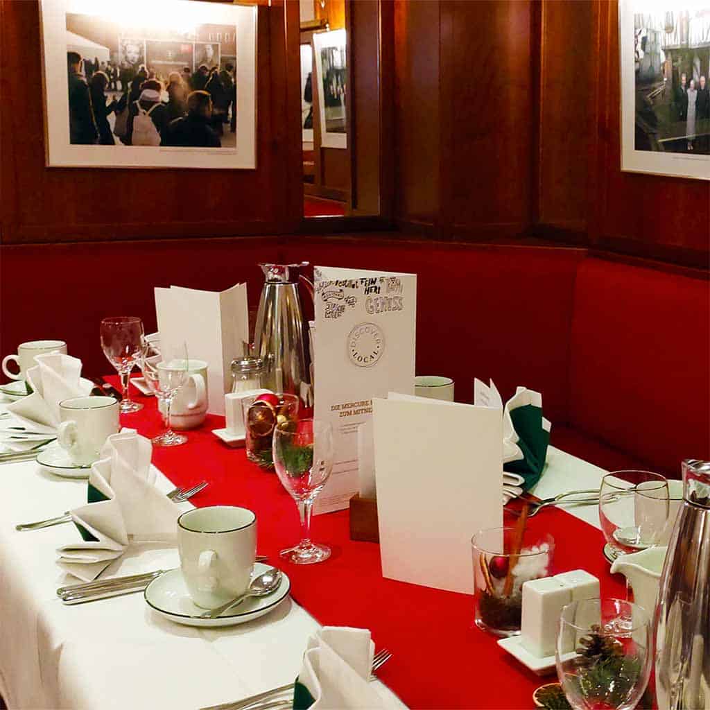 Eindeckter Tisch im Restaurant Oscar