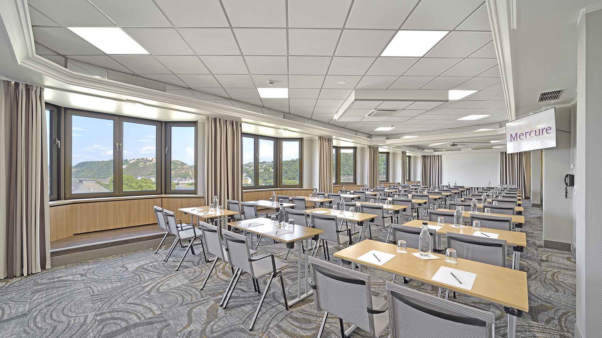 Moderner Tagungsraum im Mercure Hotel Koblenz mit flexibler Bestuhlung und Präsentationstechnik